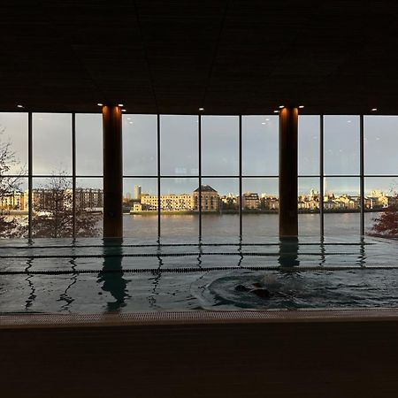 Canary Riverside Plaza Hotel London Kültér fotó View from the pool