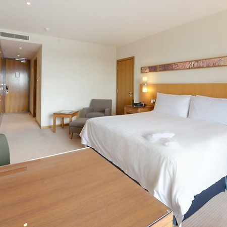 Canary Riverside Plaza Hotel London Kültér fotó A room at the hotel