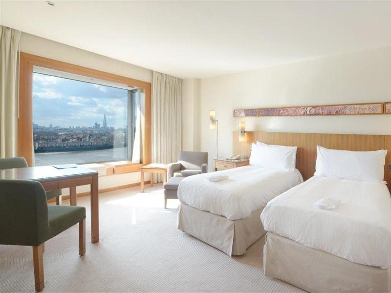 Canary Riverside Plaza Hotel London Kültér fotó A room at the hotel