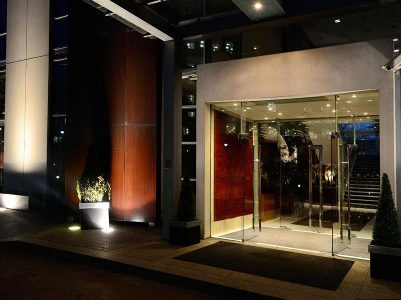 Canary Riverside Plaza Hotel London Kültér fotó Entrance to the hotel