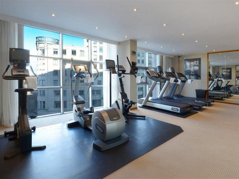 Canary Riverside Plaza Hotel London Kültér fotó The gym at the 100 Queen's Gate