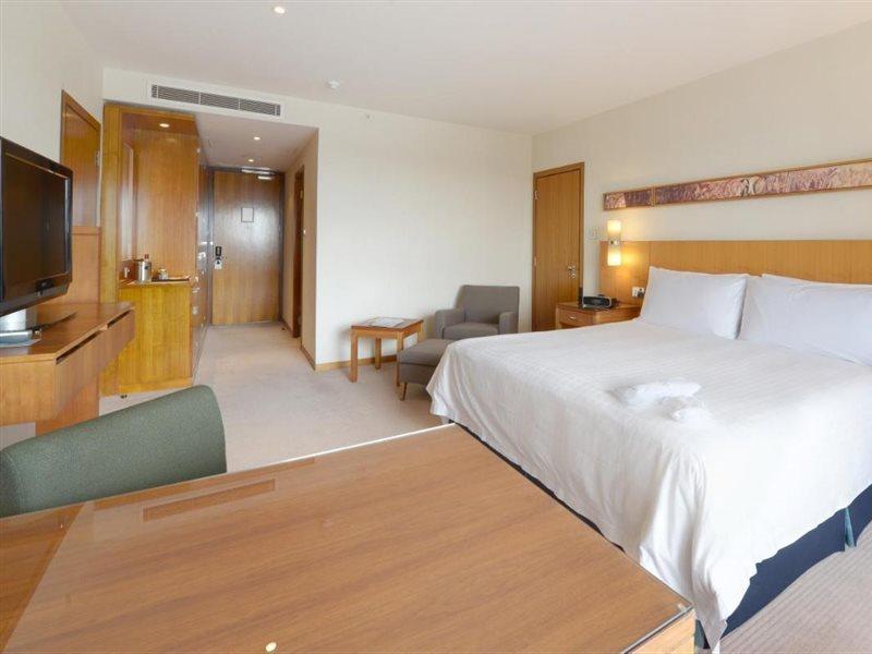 Canary Riverside Plaza Hotel London Kültér fotó A room at the hotel