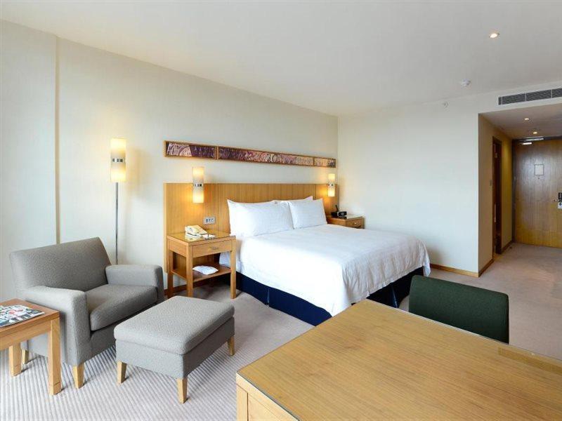 Canary Riverside Plaza Hotel London Kültér fotó A room at the hotel