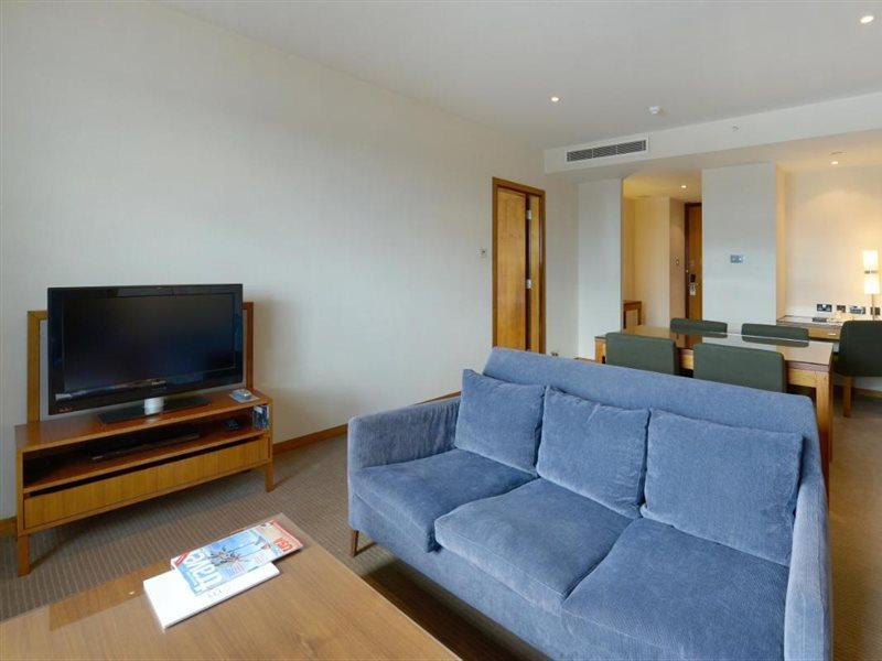 Canary Riverside Plaza Hotel London Kültér fotó A living room in a serviced apartment