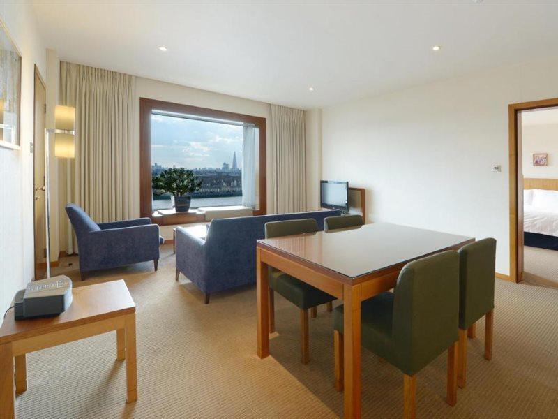 Canary Riverside Plaza Hotel London Kültér fotó A suite at the Hilton London Heathrow