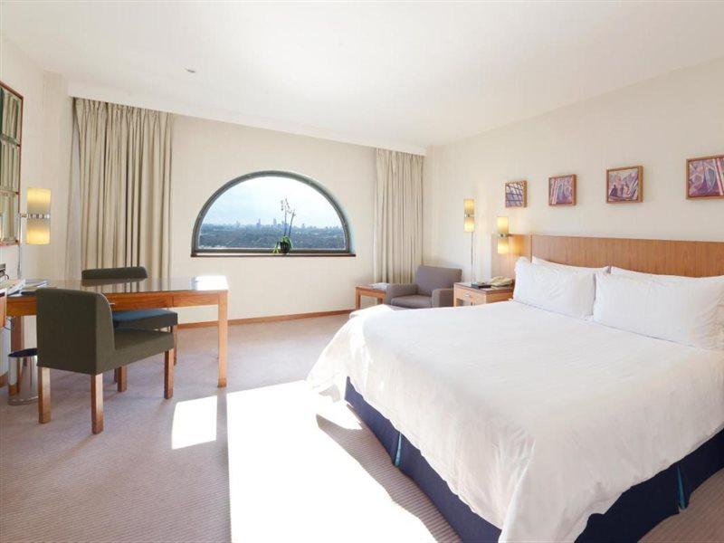 Canary Riverside Plaza Hotel London Kültér fotó A room at the hotel