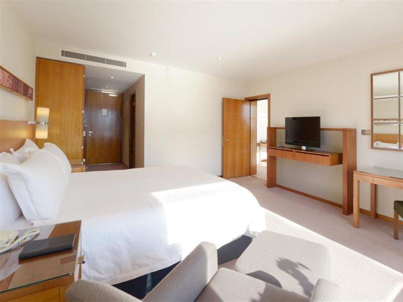Canary Riverside Plaza Hotel London Kültér fotó A room at the hotel