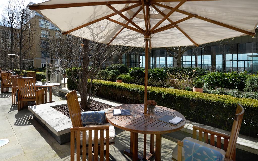Canary Riverside Plaza Hotel London Kültér fotó The garden at the hotel