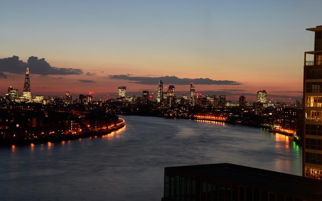 Canary Riverside Plaza Hotel London Kültér fotó View of the East River from the East River Promenade