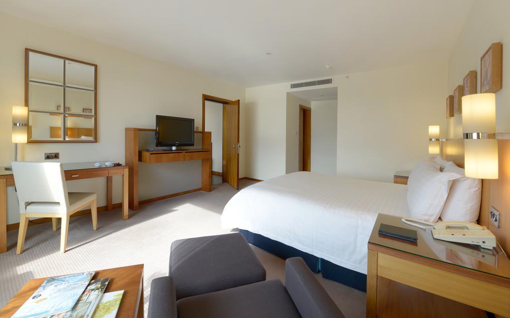 Canary Riverside Plaza Hotel London Kültér fotó A room at the hotel