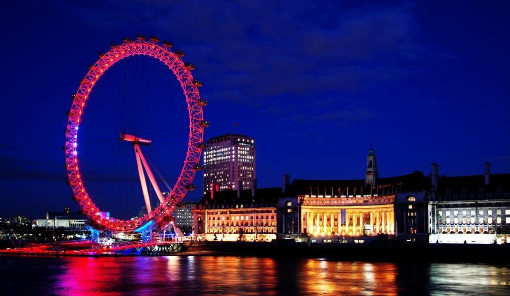 Canary Riverside Plaza Hotel London Kültér fotó The London Eye at night