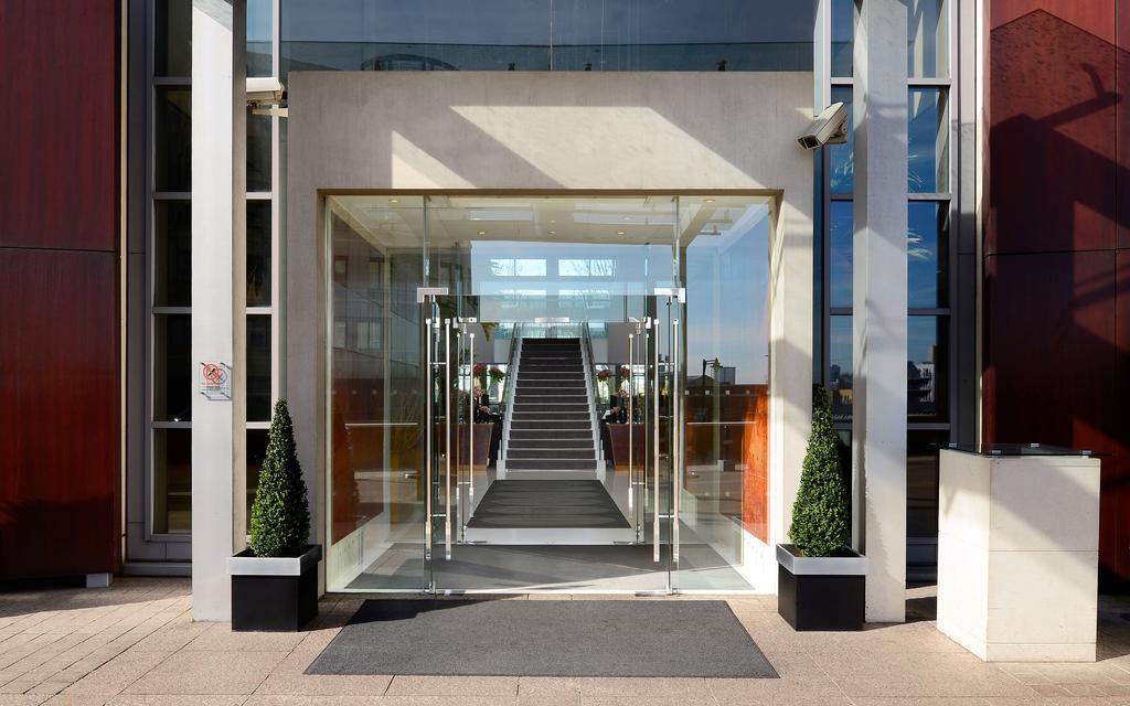 Canary Riverside Plaza Hotel London Kültér fotó Entrance to the hotel