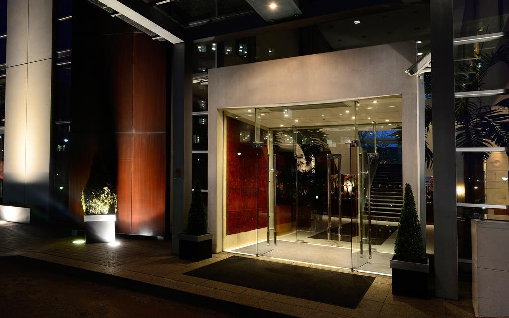Canary Riverside Plaza Hotel London Kültér fotó Entrance to the hotel