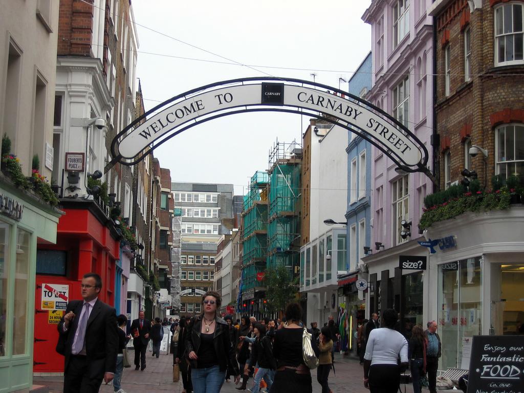 Canary Riverside Plaza Hotel London Kültér fotó The entrance to Carnaby Street