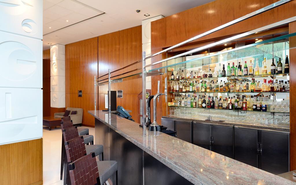 Canary Riverside Plaza Hotel London Kültér fotó The bar at the 2008-opened lounge