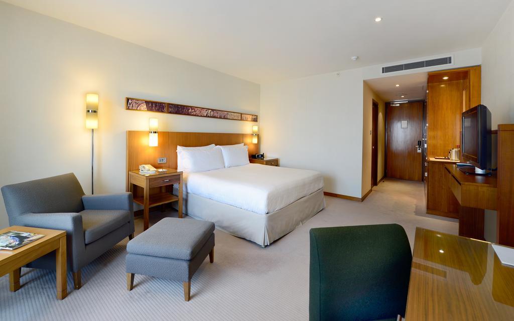 Canary Riverside Plaza Hotel London Kültér fotó A room at the hotel