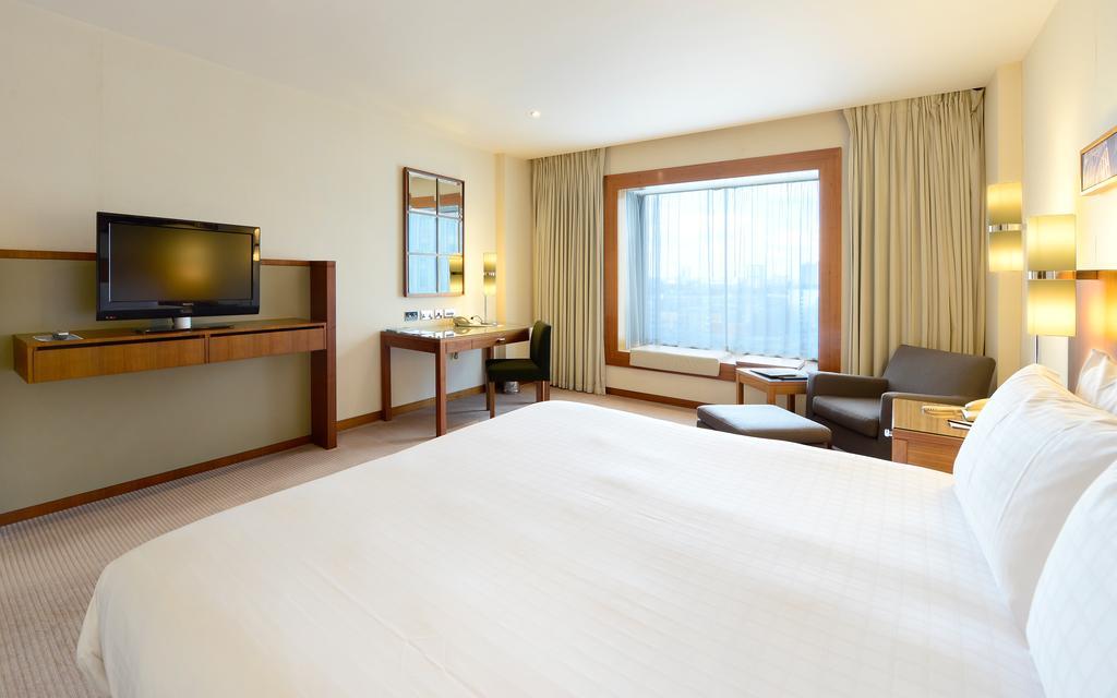 Canary Riverside Plaza Hotel London Kültér fotó A typical room at the hotel