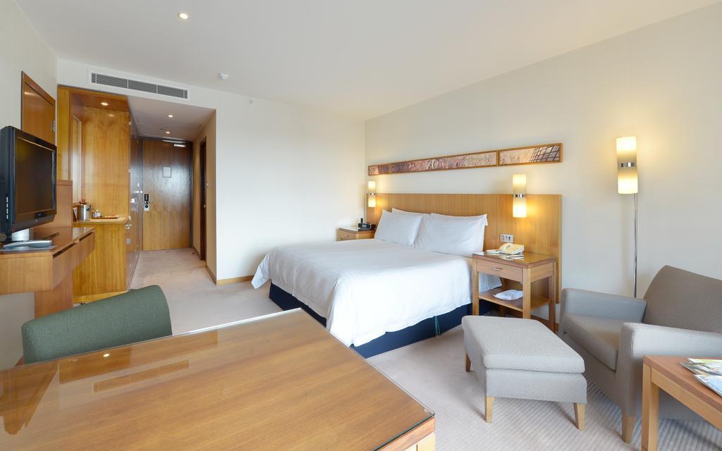 Canary Riverside Plaza Hotel London Kültér fotó A room at the hotel