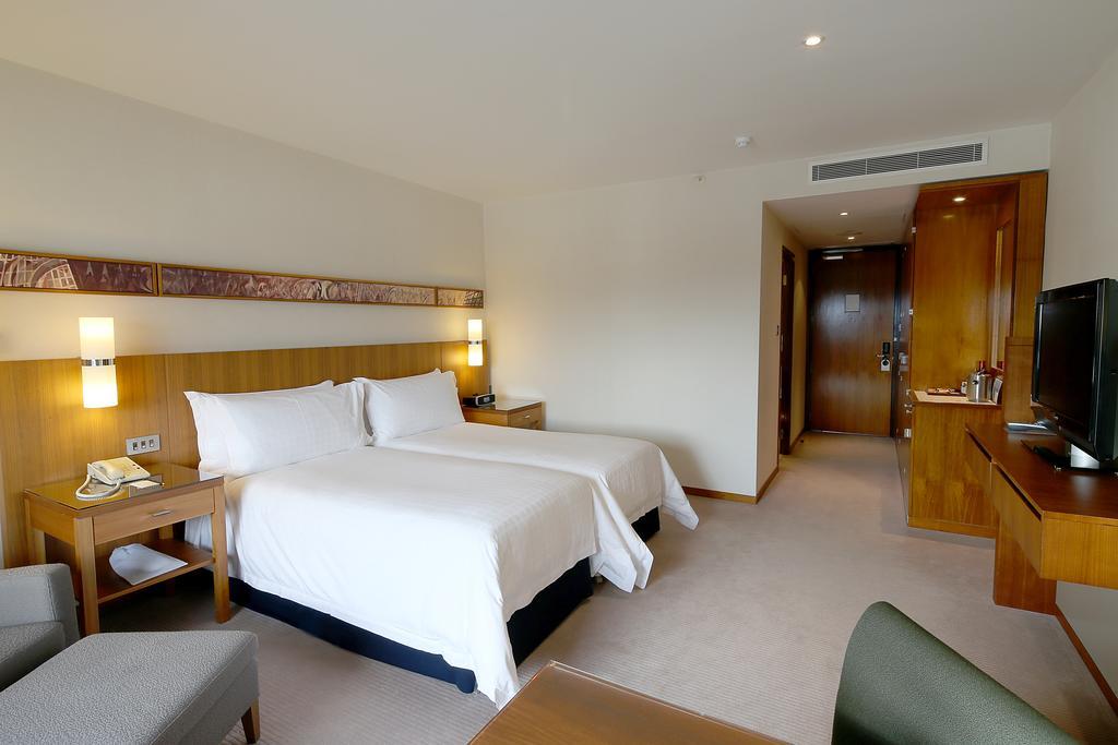 Canary Riverside Plaza Hotel London Kültér fotó A room at the hotel