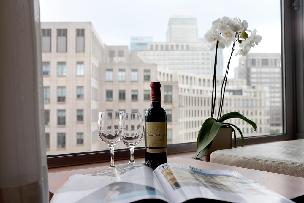Canary Riverside Plaza Hotel London Kültér fotó A view from a suite at the Mandarin Oriental, New York