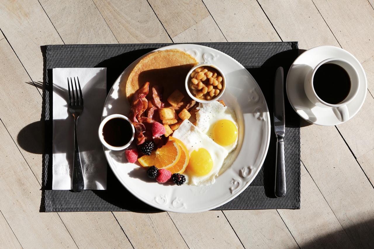 Canary Riverside Plaza Hotel London Kültér fotó A typical American breakfast