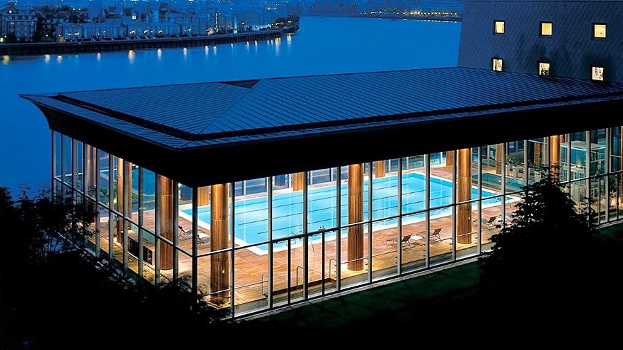 Canary Riverside Plaza Hotel London Kültér fotó The swimming pool at the hotel