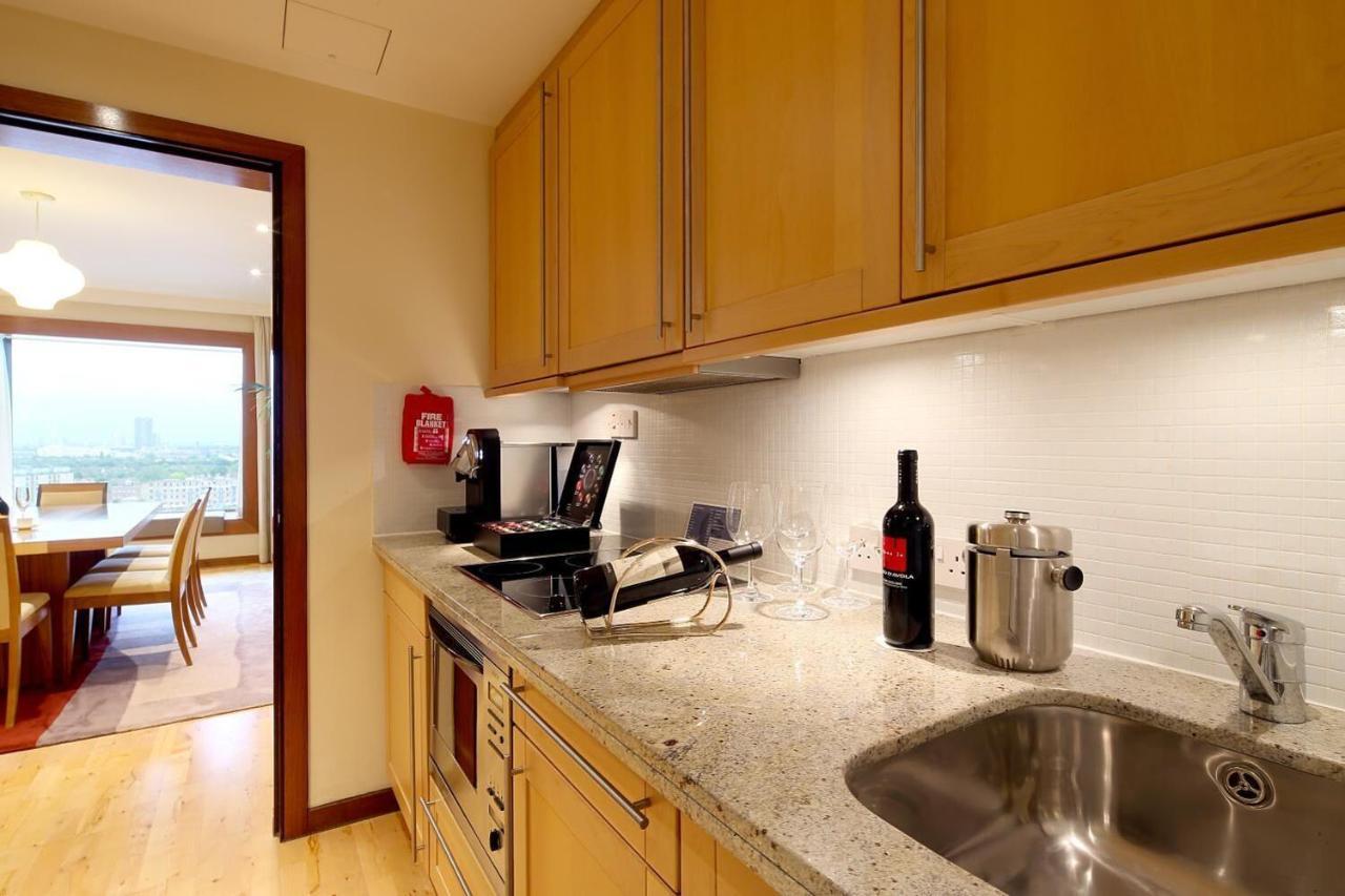 Canary Riverside Plaza Hotel London Kültér fotó A typical kitchen