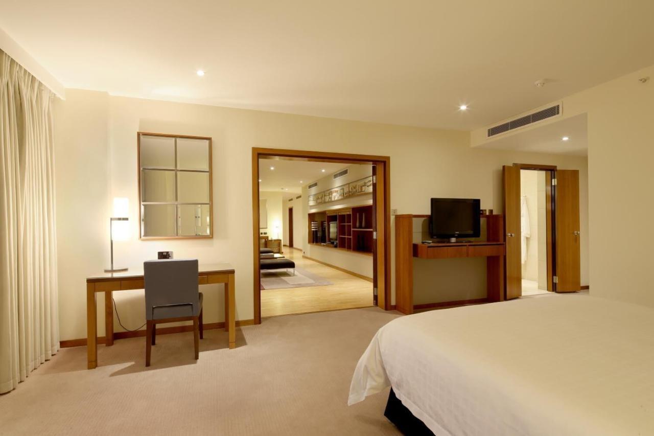 Canary Riverside Plaza Hotel London Kültér fotó A suite at the Conrad Dubai